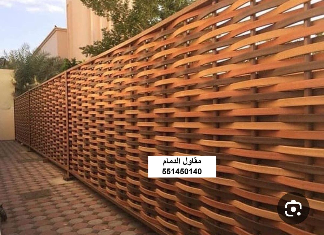 ساتر وبوابة خشب في حي المنار