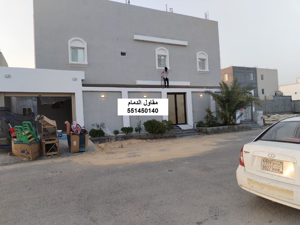 طلاء أعمدة مداخل الظهران
